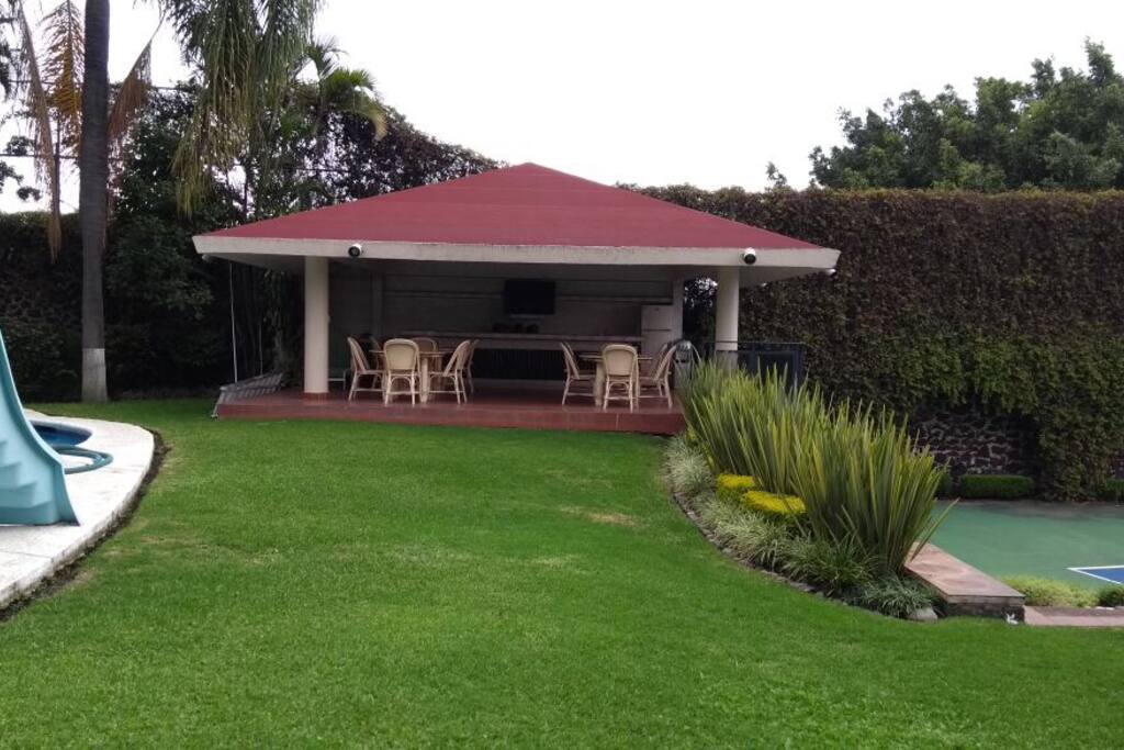 Palapa con excelente vista, cuenta con asador y bar
