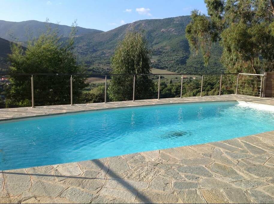 piscine et vue sur la plaine