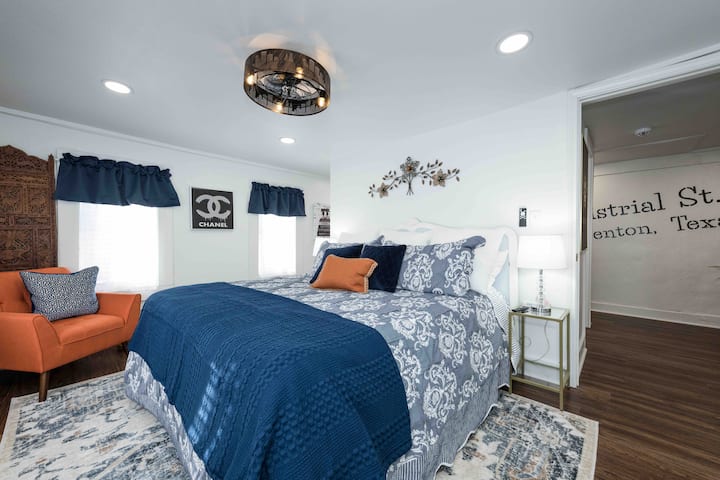 Each bedrooms offers a king size bed with fabulous lines, extra blankets and plenty of extra pillows!  You will enjoy a Smart-TV in each bedroom.