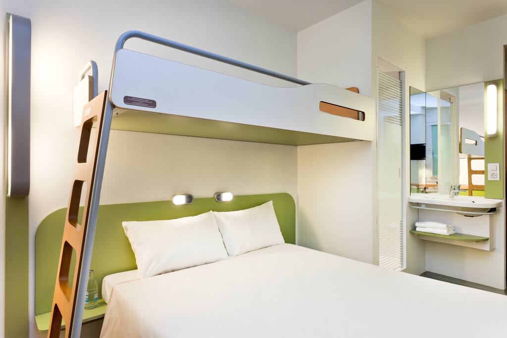 Chambre cocoon & design équipée d'un lit double avec une couette douillette, d'un lit superposé pour 1 personne (non recommandé pour les enfants de moins de 6 ans), douche et toilettes. Profitez de la TV écran plat, de connexions multimédia et du Wi-Fi.