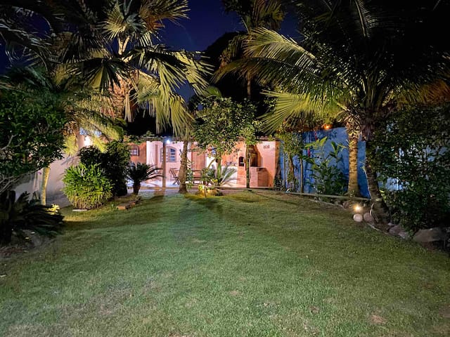 Casa aconchegante com lindo jardim e churrasqueira