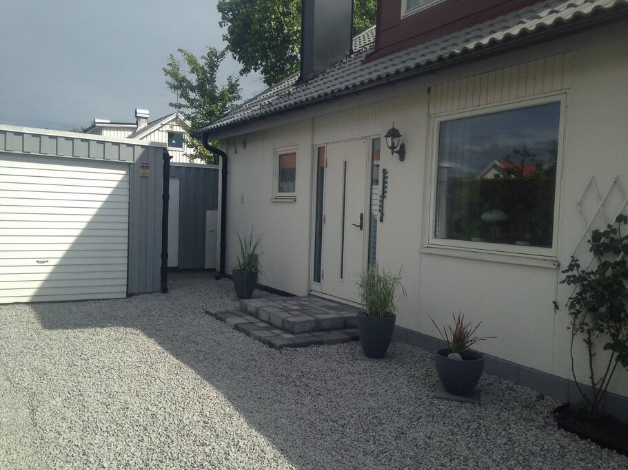 Ytterligare en bild på husets framsida.