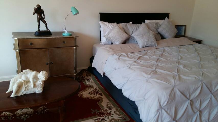 Private Room W/ Bath.Pentagon City.  Next to Metro