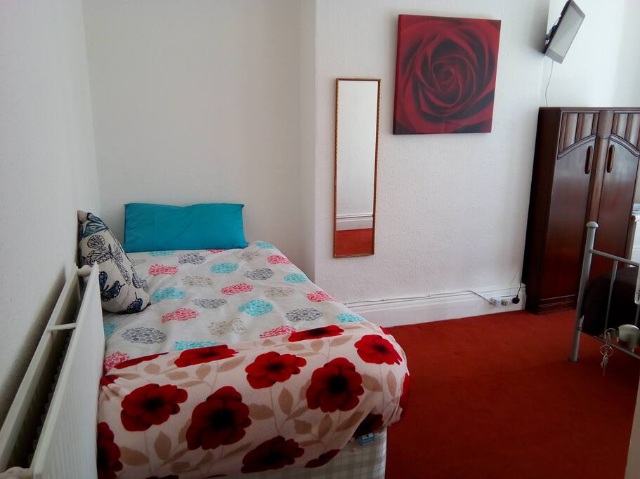 The single bed in the same bedroom