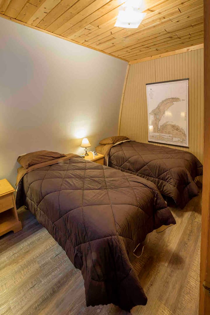 Spálňa na prízemí s oddelenými posteľami