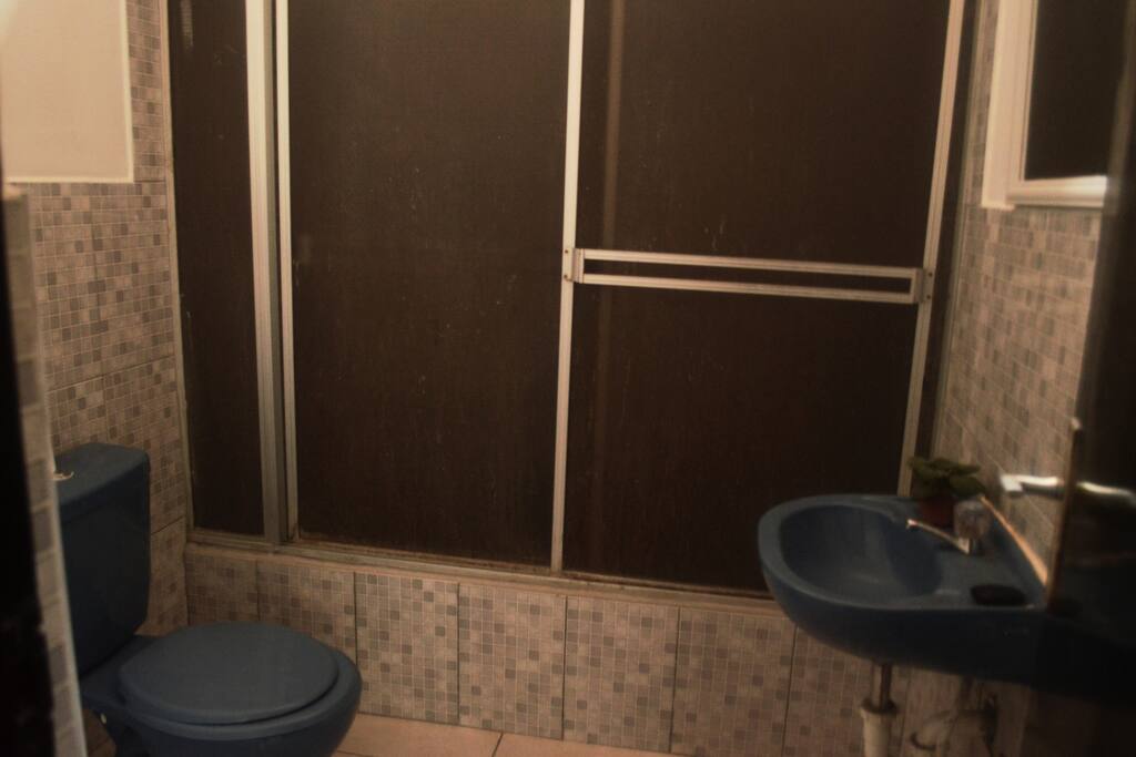 Baño completo, agua fría y caliente todo el día.