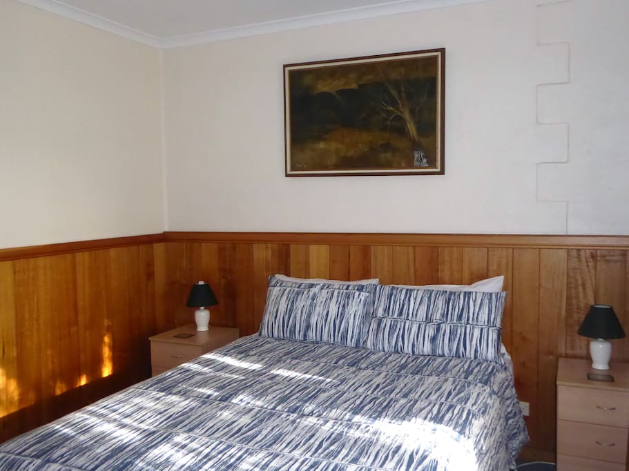 Queen bedroom Pipers apartment