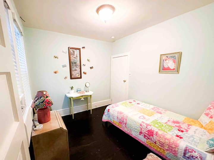 Chambre du milieu, en bas. 2 lits jumeaux. Un standard, un trundle