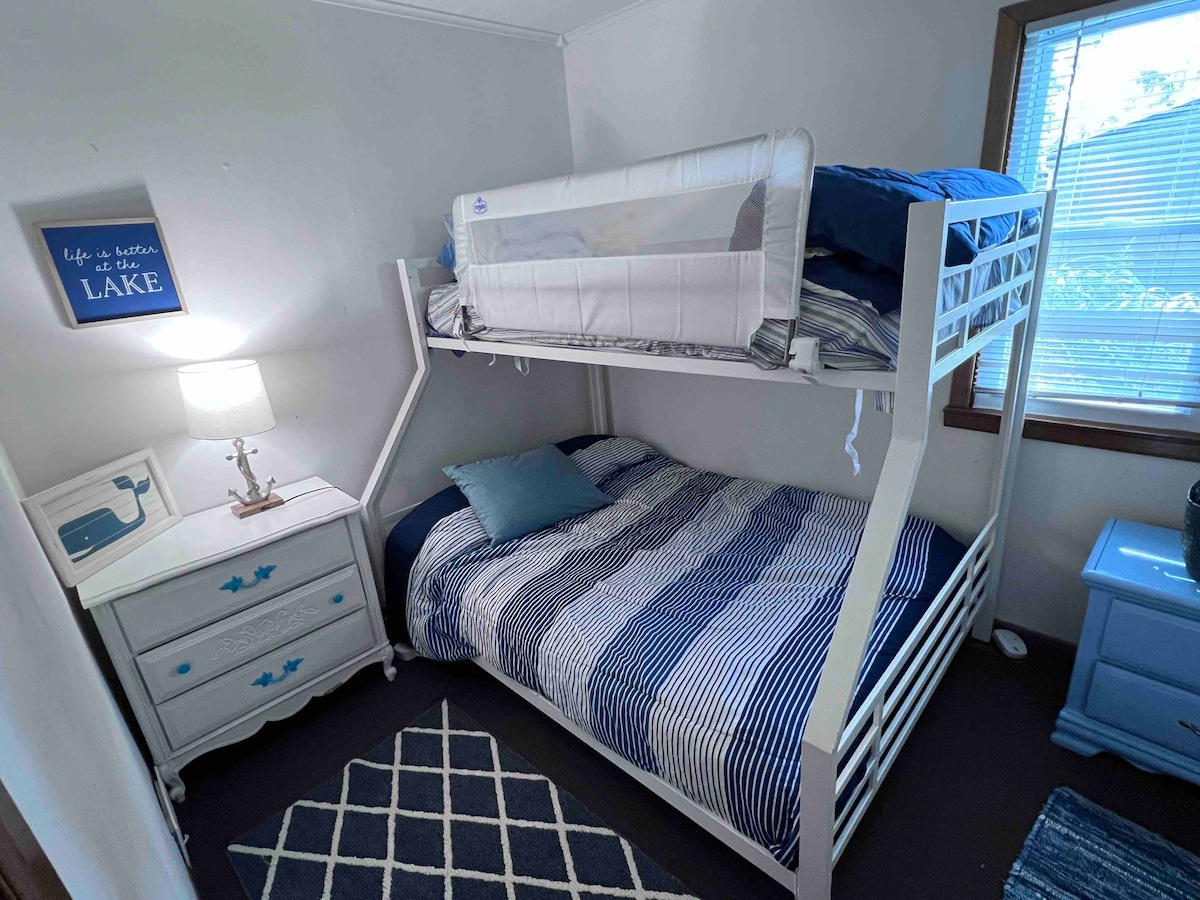 חדר שינה שני עם מיטה זוגית ומיטה זוגית. ארון משותף לחדר השינה הראשי. 