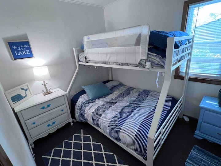 Втора спална соба со брачен и брачен кревет (широк 150-179 см). Плакарот се дели помеѓу главната и втората спална соба. 