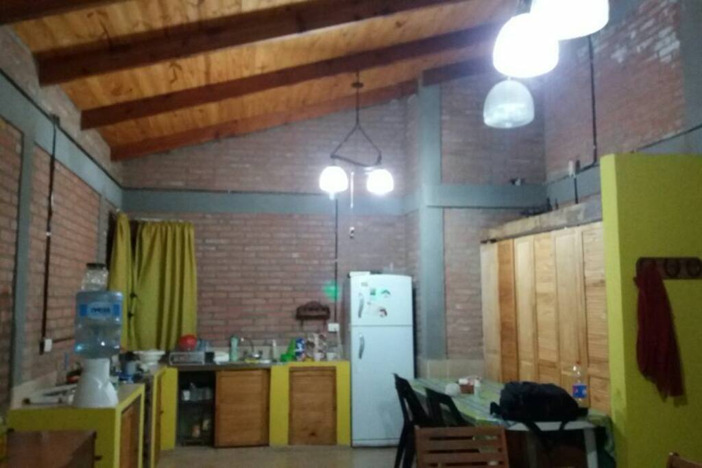 Cocina y lavadero (a mano derecha en la foto, detrás de las puertas corredizas de madera)