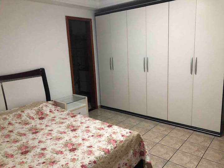 Majster izby, super veľký , vzduch , obrovský šatník a super kúpeľňa , sa nachádza na 2. poschodí. 