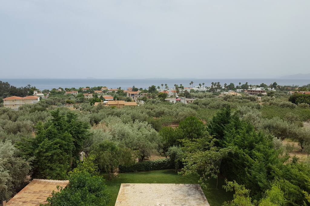 Απίθανη και απέραντη θέα από το μπαλκόνι-βεράντα