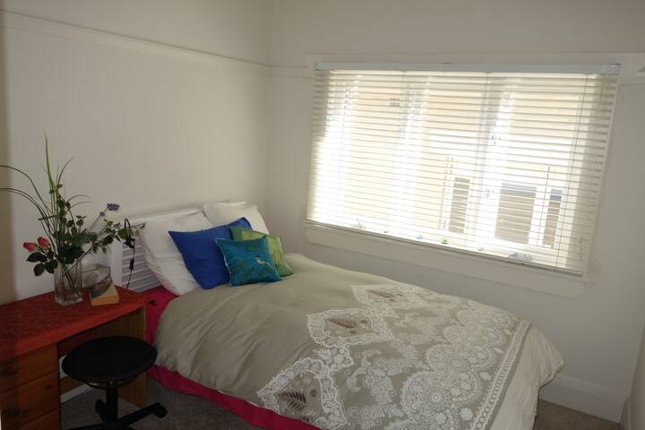 light sunny room 2 min to beach.