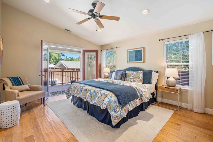 Брачен кревет (широк 180-220 см), удобна и удобна постелнина, луксузни тавани и врати кои се отвораат кон базенот 