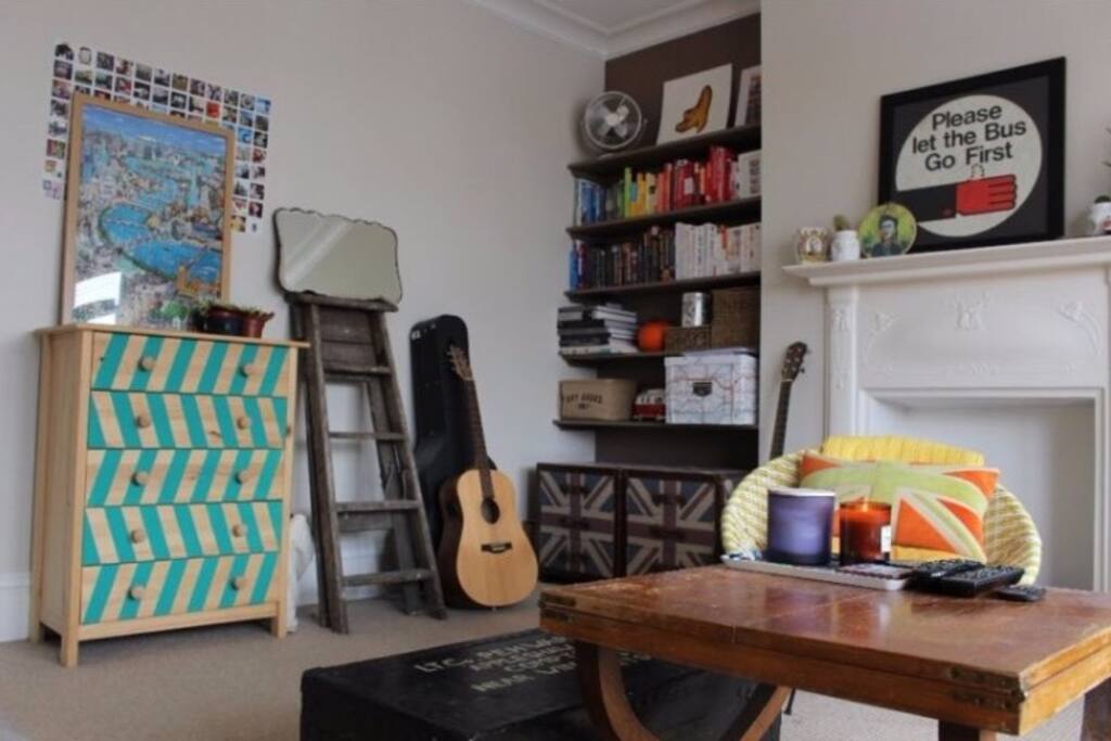 Lovely big and living room where can place a double air mattress if needed.