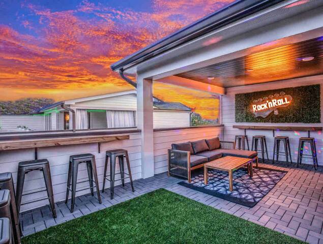 21 Bed Near Downtown Rooftop & Pool Table gallery image 2