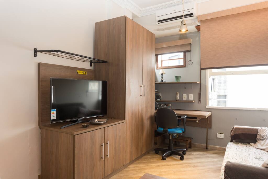 Roteador WiFi (sob bancada) . TV (Smart 32 Samsung). Split (4500) com defletor. Sofá-cama .