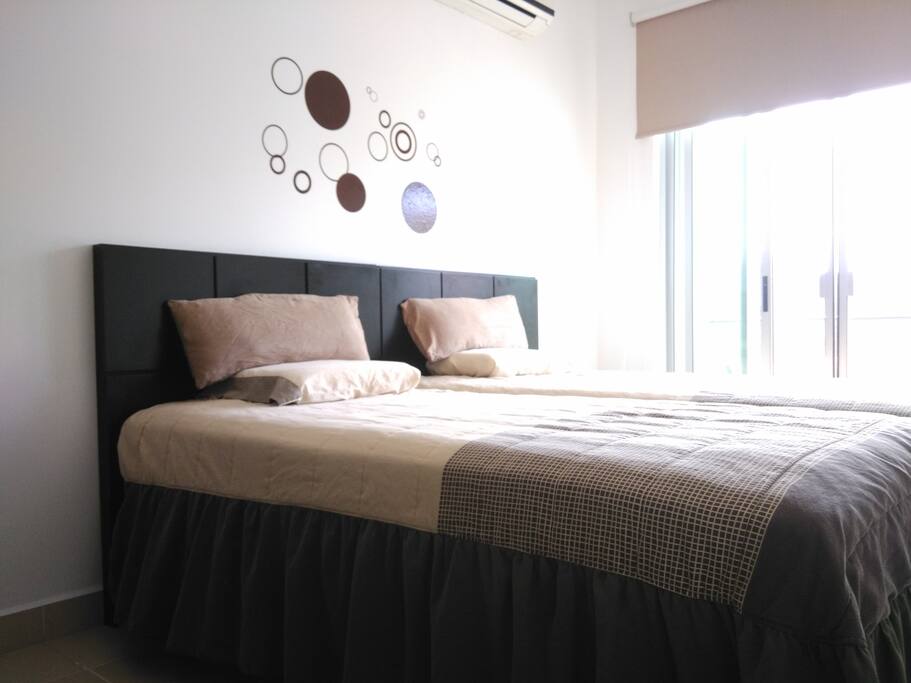 2 camas en habitación privada, baño y balcón privado, cerca de todo!