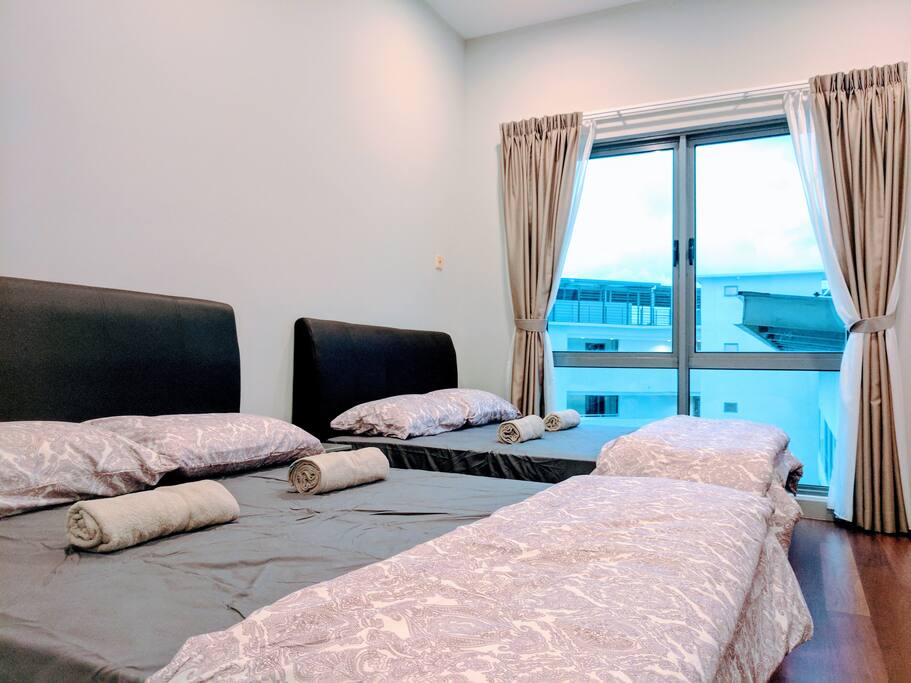 Master bedroom (2 queen beds)