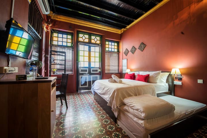 Heritage 2 Room Family Suite @ 5 Pax Near Gurney