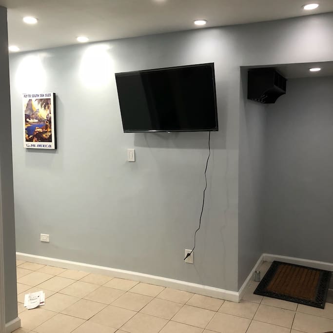 Reception Area w Smart TV (incl Netflix)