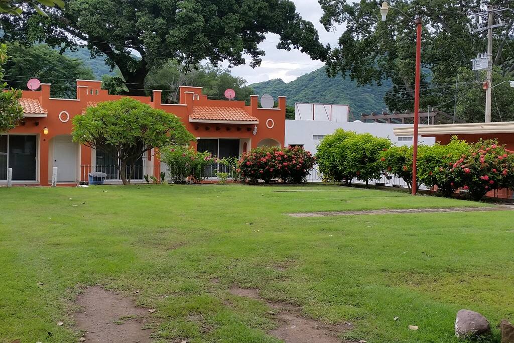 Amplio espacio para estacionamiento de su vehículo