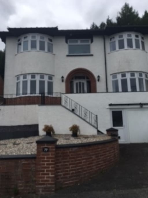 Detached house with parking space and garage space