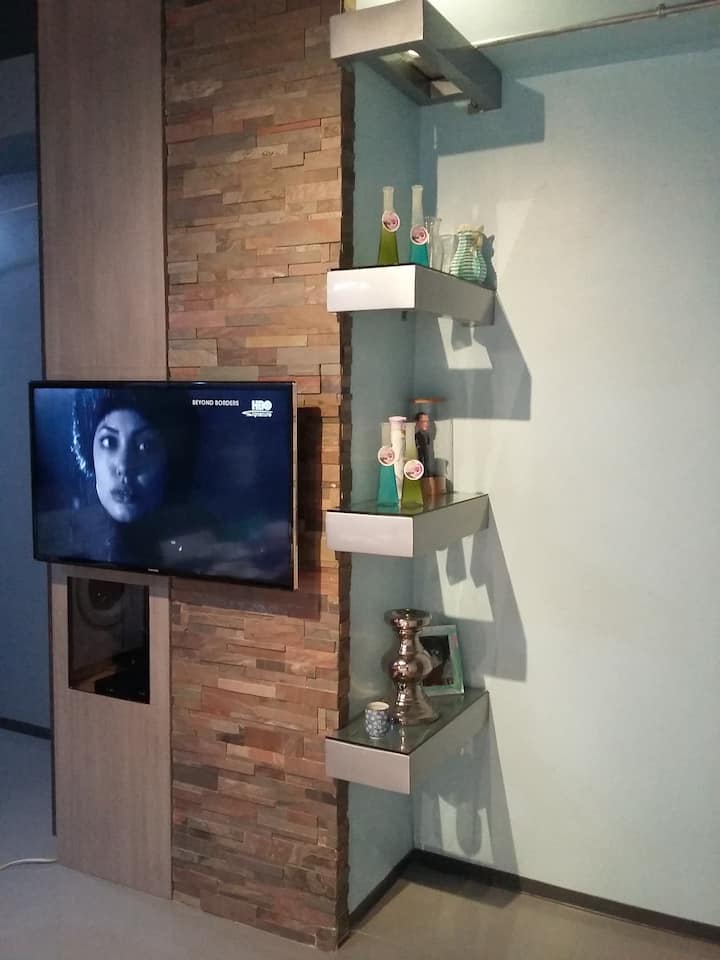 Televisor LED inteligente de alta definición con TV por cable e Internet