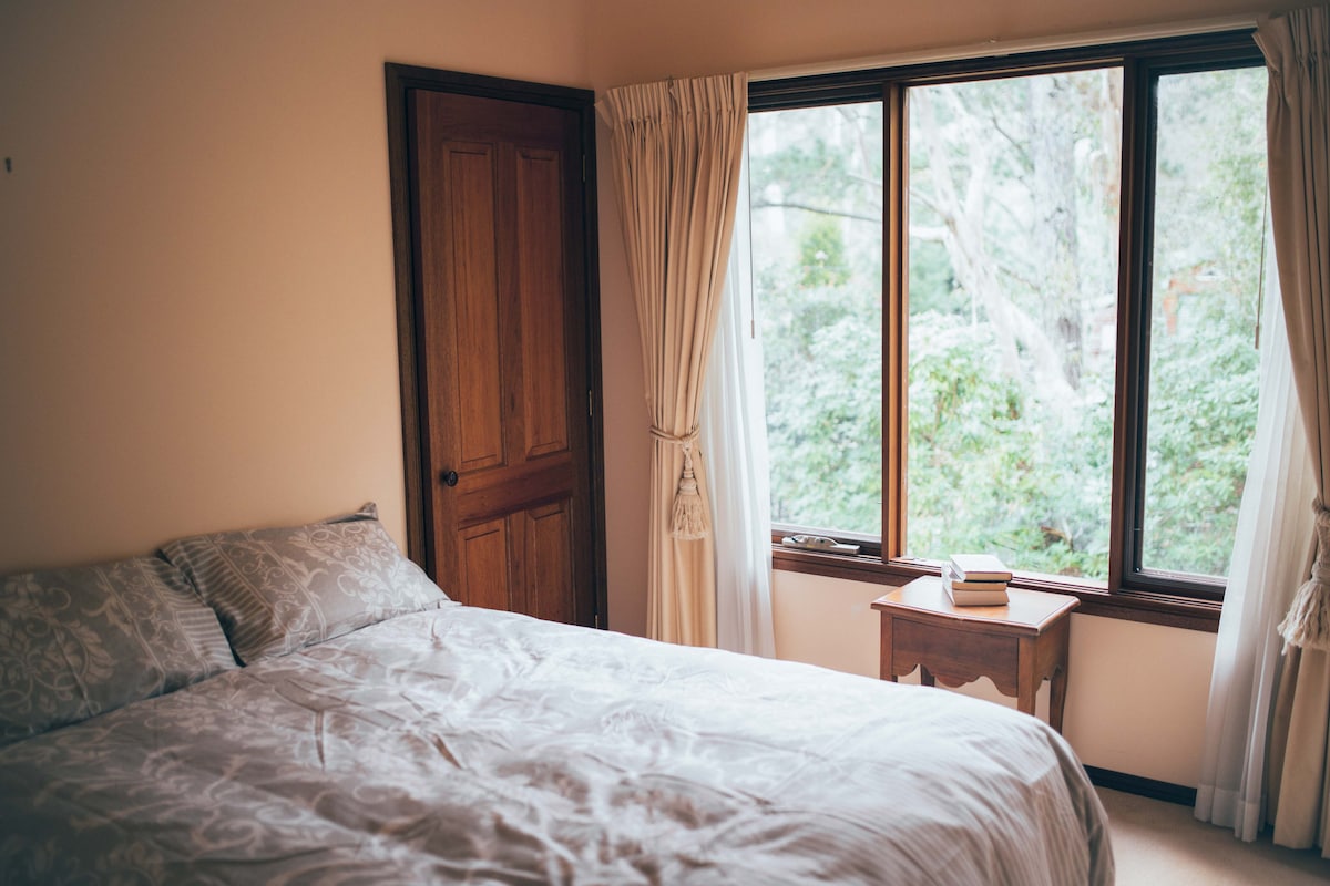 Tretia spálňa s výhľadom na strom