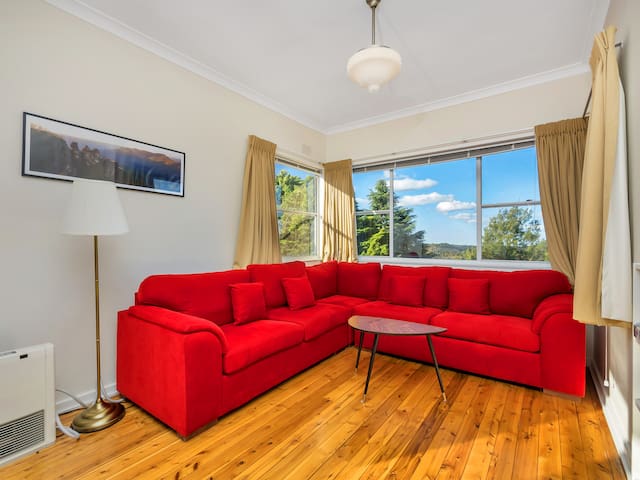 Poor Mans Penthouse - Art Deco, Views & Spa