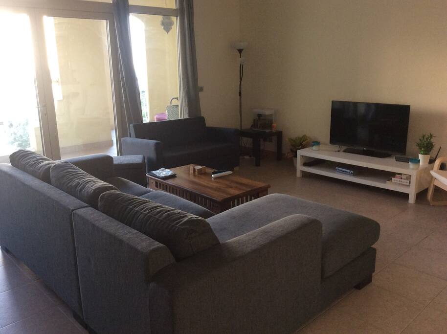Fabulous modern apt~ amazing location!