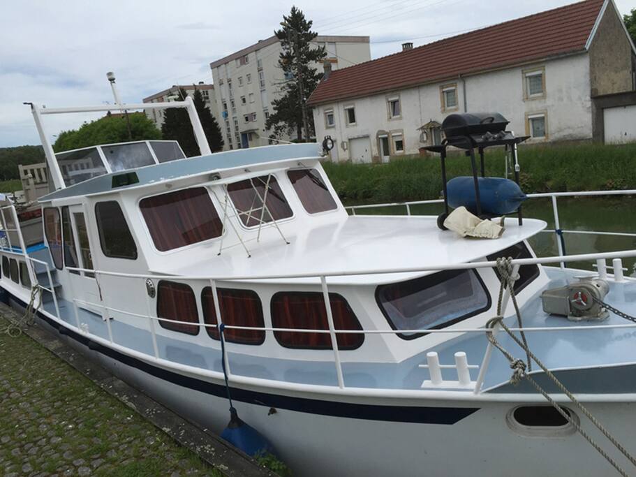 Bateau à quai 40m2 Habitable, 15m et 15 tonnes.
Chauffage, clim et 220V