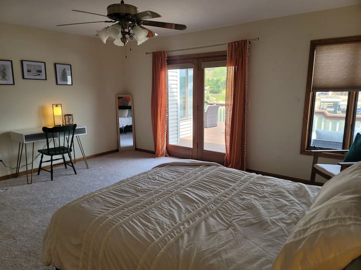 Ufikiaji wa sitaha ya chumba cha juu. 