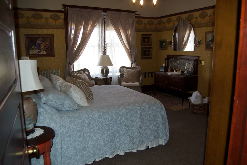 Historic Lady Florence Queen 1 Houses for Rent in Stanwood, Washington, United States