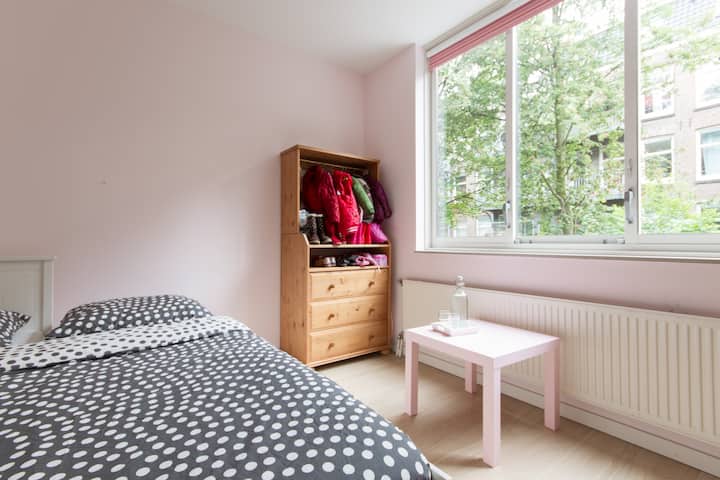 De tweede slaapkamer heeft een comfortabel tweepersoonsbed en is ook gelegen aan de rustige achterkant van het appartement.