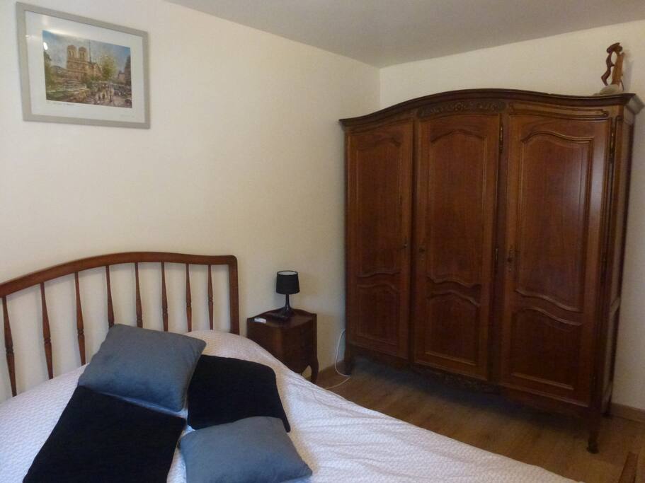 Armoire, deux tables de nuits