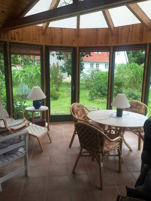 Super lækker og lys udestue med udgang til både have og terrasse. Plads til afslapning og til hyggelige stunder, som at sidde ude i al slags vejr.