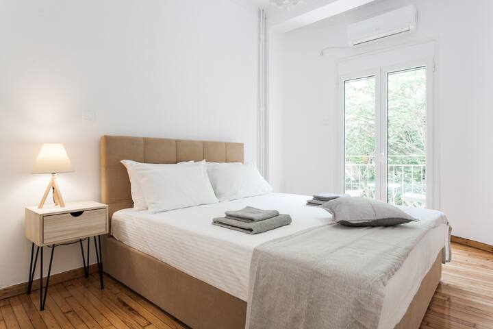 Queensize-Bett · Balkon · Fernseher · Klimaanlage