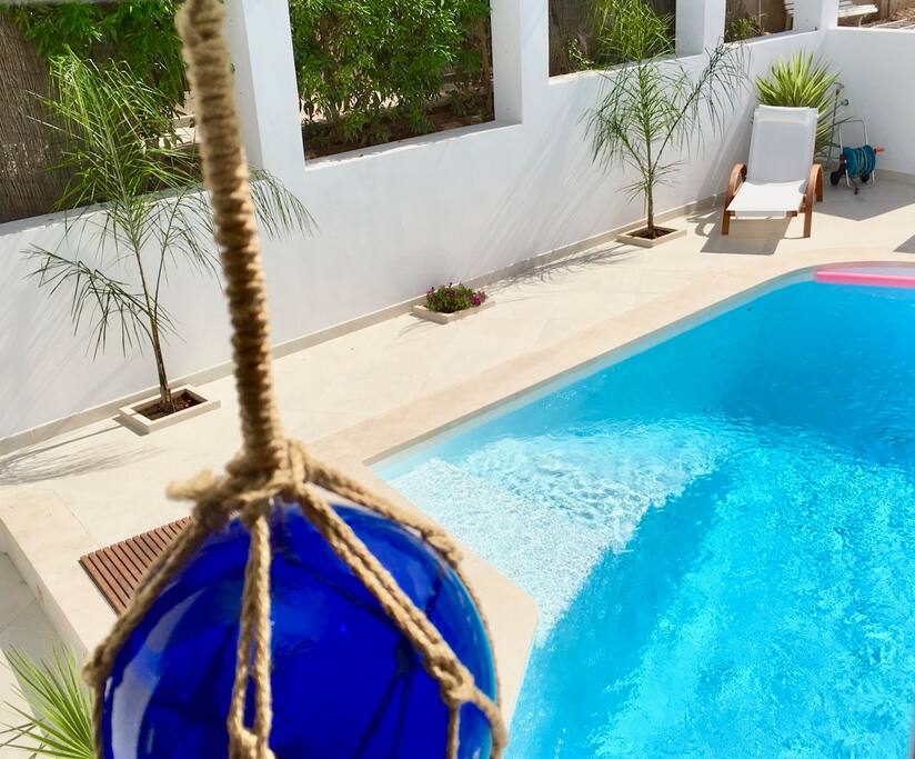 weißer Pool erzeugt türkises Wasser- zudem mit 2,20 m Tiefe auch im Hochsommer eine Erfrischung ;-)