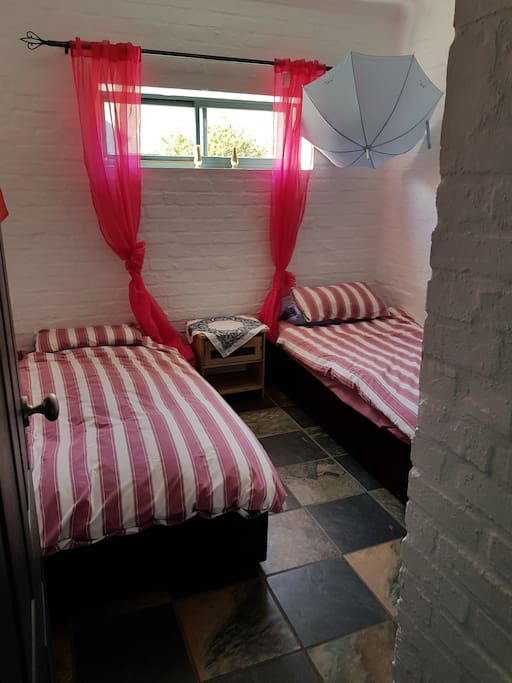3rd bedroom with 2 single beds