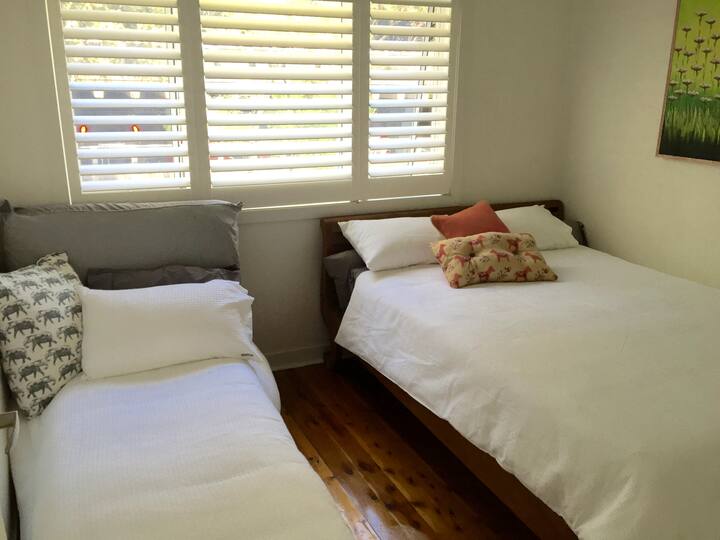 Obje spavaće sobe imaju duvanski krevet na razvlačenje ako je potrebno.