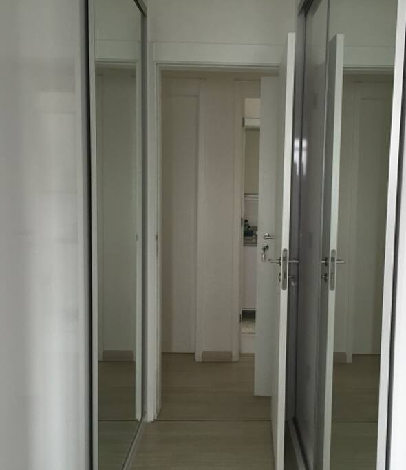 Armários nos dois lados do closet