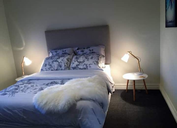 1 od 2 glavne sobe s bračnim krevetom i 2 doone dostupne su u ljetnoj ili zimskoj opciji. Jastuci različitih mekoća nalaze se u ormariću svake prostorije. Sve sobe imaju grijanje s cijevima, a 3 sobe s bračnim krevetom imaju stropne ventilatore. 