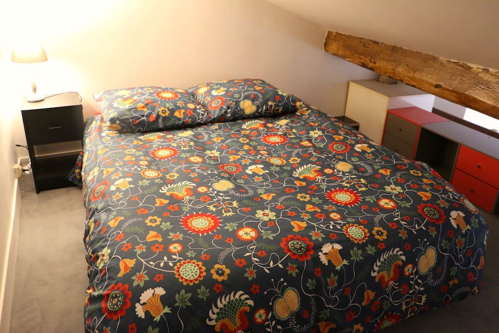 La (petite) chambre en sous-pente, avec rangements à disposition.