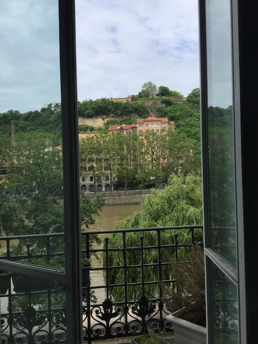 La vue depuis la chambre, avec un balcon sur la saone