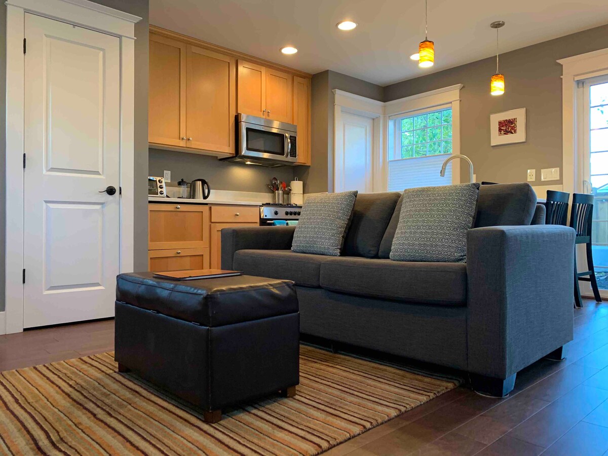 Დაისვენეთ დივანზე ბუხრის წინ და უყურეთ საყვარელ სატელევიზიო გადაცემებს Roku ‑ ში ჩართული ტელევიზორით.