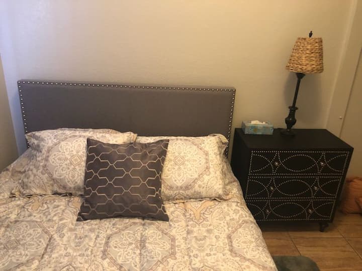 חדר השינה של האורחים מס '2 כולל מיטת קווין נוחה עם מצעים רכים, מבטאים נעימים. העיצוב הפשוט אך המסוגנן יוצר אווירה שלווה, מה שהופך אותו למקום מושלם לשהייה נינוחה באל פאסו.