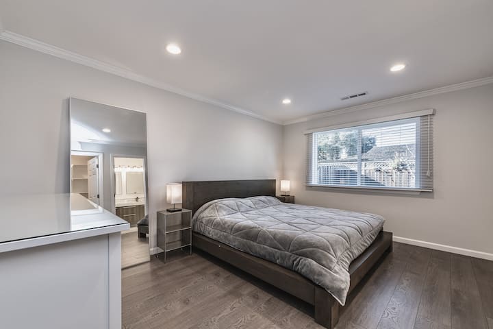 Hoofdslaapkamer: beschikt over een kingsize bed met traagschuimmatras en kussens. Ook in de kamer - Master Bath & een inloopkast. Er is een spiegel over de volledige lengte (6 voet+) en een ladekast (leeg). 