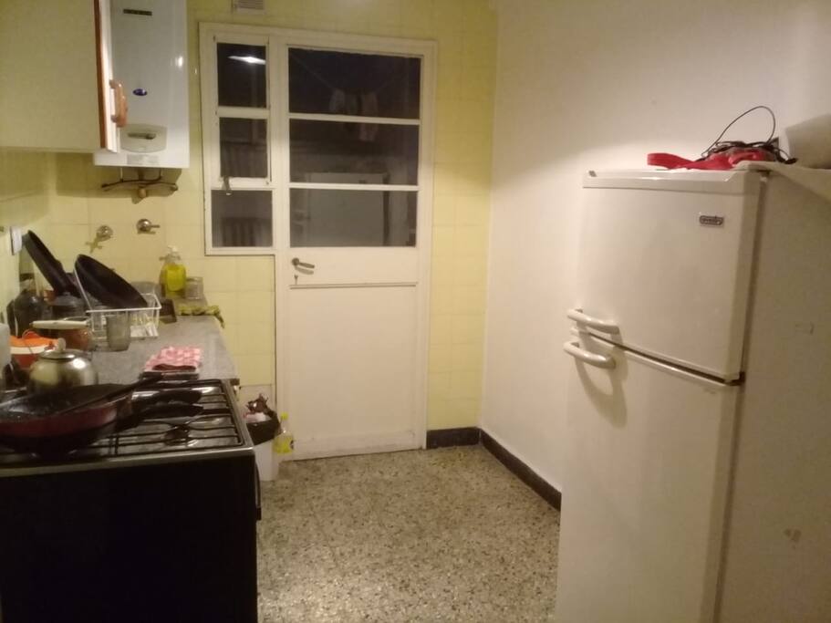 Cocina con vista a la puerta al balcon